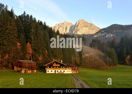 Autriche, Tyrol, Going am Wilder Kaiser, paysage alpin et cottage avant le Wilder Kaiser Banque D'Images