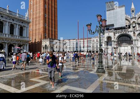 L'Italie, Vénétie, Venise, inscrite au Patrimoine Mondial de l'UNESCO, Hide tide (acqua alta) sur la Piazza San Marco (St. Mark's Square) Banque D'Images