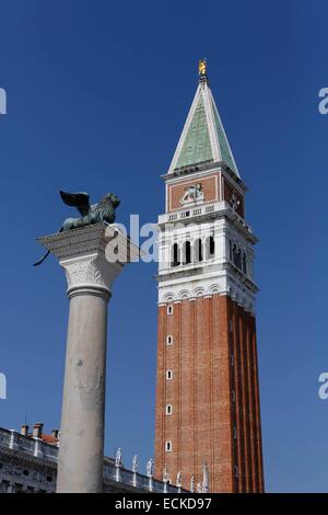 L'Italie, Vénétie, Venise, inscrite au Patrimoine Mondial de l'UNESCO, quartier San Marco, Lion ailé Colonne et Campanile, la Place Saint Marc Banque D'Images
