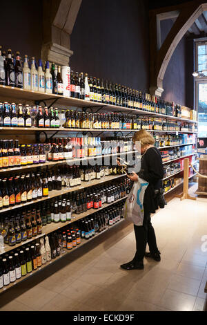 Femme l'achat de bières dans la bière shop Bruges Belgique Banque D'Images