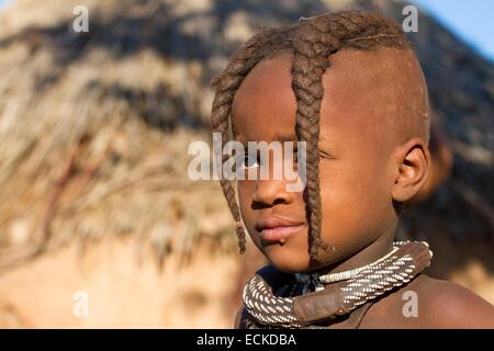 La Namibie, région de Kunene, Kaokoland, Himba village près d'Opuwo, Himba girl Banque D'Images