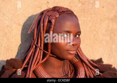 La Namibie, région de Kunene, Kaokoland, Himba village près d'Opuwo, Himba girl Banque D'Images