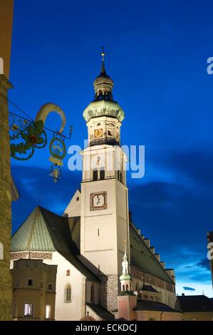 Autriche, Tyrol, Hall in Tirol, ville médiévale, l'église paroissiale de St Nicolas, Église Stadtpfarrkirche sur la place centrale Oberer Stadtplatz Banque D'Images