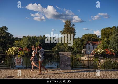 France, Charente, Cognac, pont sur la Charente Banque D'Images