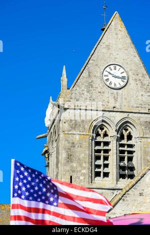 France, Manche, Cotentin, Sainte Mère Eglise, l'une des premières villes de France publié le 6 juin 1944 lors de la bataille de Normandie, des faux de l'American paratrooper John Steele (1912 1969), est resté attaché à la tour de la cloche de Notre Dame de l'Assomptio Banque D'Images