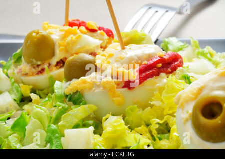 Libre de la plaque avec les oeufs farcis espagnol servi avec salade Banque D'Images