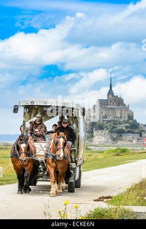 France, Manche, baie du Mont Saint Michel, classé au Patrimoine Mondial par l'UNESCO, par transport transport Banque D'Images