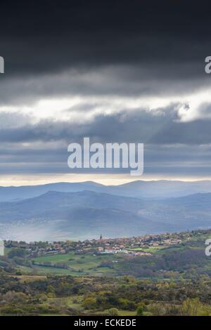 France, Puy-de-Dôme, Livradois monts vu du Parc Naturel Régional des Volcans d'Auvergne (parc naturel régional des Volcans d'Auvergne), village de Saint-Sandoux Banque D'Images