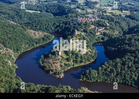 France, Creuse, Crozant, le château au confluent de la Petite creuse et la Sedelle rivières et le village (vue aérienne) Banque D'Images