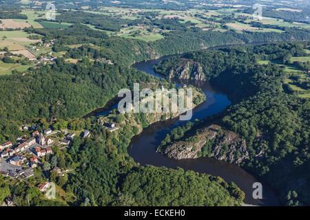 France, Creuse, Crozant, le château au confluent de la Petite creuse et la Sedelle rivières et le village (vue aérienne) Banque D'Images