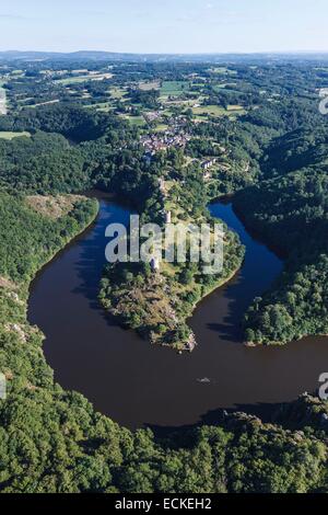 France, Creuse, Crozant, le château au confluent de la Petite creuse et la Sedelle rivières et le village (vue aérienne) Banque D'Images