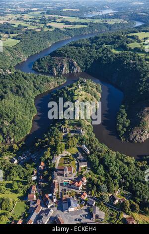 France, Creuse, Crozant, le château au confluent de la Petite creuse et la Sedelle rivières et le village (vue aérienne) Banque D'Images