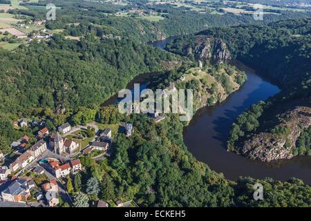 France, Creuse, Crozant, le château au confluent de la Petite creuse et la Sedelle rivières et le village (vue aérienne) Banque D'Images