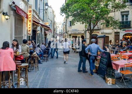 La France, Hérault, Montpellier, Quartier Saint Roch, les consommateurs entre amis assis dans des tables de terrasses de café Banque D'Images