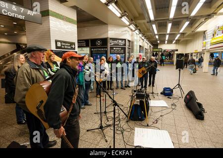 United States, New York, les gens jouant de la musique dans le métro Banque D'Images