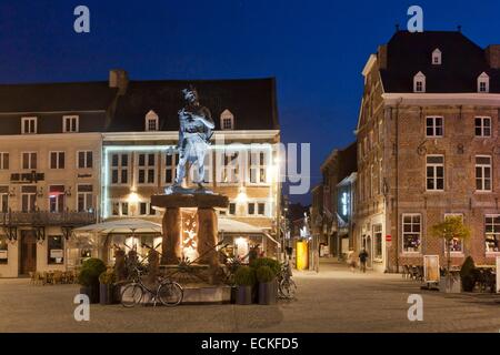 Belgique, Flandre, Province de Limbourg, ville historique de Tongeren (Tongres), place principale avec statue d'Ambiorix Banque D'Images