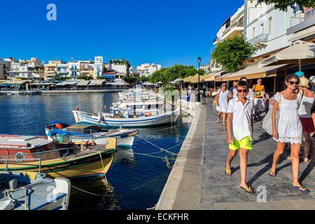 Grèce, Crete, Lassithi, District de l'Est village d'Agios Nikolaos et lac Voulismeni relié à la mer par un canal Banque D'Images