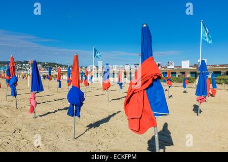 France, Calvados, Pays d'Auge, Deauville, la plage et ses parasols 600 Banque D'Images