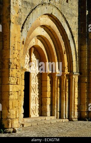 France, Périgord, Dordogne, Cadouin, l'abbaye cistercienne classée au Patrimoine Mondial de l'UNESCO, fondée en 1115 par Géraud de salles, l'église gate Banque D'Images