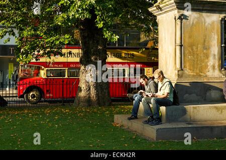 Royaume-uni, Ecosse, Edimbourg, à l'Est des jardins de Princes Street, de la lecture et de détente dans un parc au centre-ville Banque D'Images