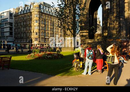 Royaume-uni, Ecosse, Edimbourg, Princes Street, East Princes Street Garden, Scott Monument jardin, un groupe de touristes visitant le centre-ville, près de la Plaza de Toros Banque D'Images