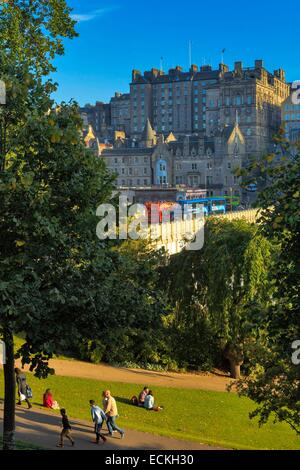 Royaume-uni, Ecosse, Edimbourg, à l'Est des jardins de Princes Street, la lecture, la marche et la détente dans un parc dans le centre-ville Banque D'Images