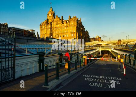 Royaume-uni, Ecosse, Edimbourg, Waverley Bridge, Balmoral Hotel, vue de la façade d'un bâtiment de style ancien et de la gare Banque D'Images