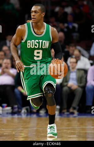15 décembre 2014 : Boston Celtics guard Rajon Rondo (9) en action au cours de la NBA match entre les Boston Celtics et les Philadelphia 76ers au Wells Fargo Center de Philadelphie, Pennsylvanie. Les Boston Celtics ont remporté 105-87. Banque D'Images