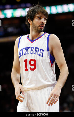 15 décembre 2014 : Philadelphia 76ers l'avant Furkan Aldemir (19) au cours de la NBA match entre les Boston Celtics et les Philadelphia 76ers au Wells Fargo Center de Philadelphie, Pennsylvanie. Les Boston Celtics ont remporté 105-87. Banque D'Images