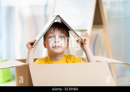 Kid Garçon jouant dans un jouet house Banque D'Images