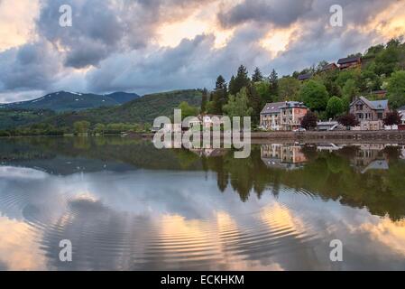 France, Puy de Dome, Chambon sur lac, les reflets dans le lac Banque D'Images