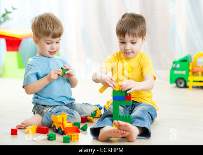 Les enfants jouant dans les jeux jouets Banque D'Images