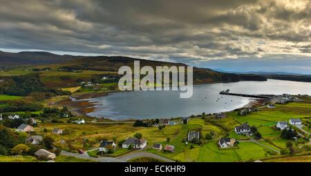 Royaume-uni, Ecosse, île de Skye, Uig,marine paysage horizontal, port de pêche au fond d'une crique protégée à l'automne Banque D'Images