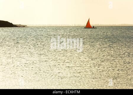 L'Ile Maurice, l'île Rodrigues, de la Pointe du Diable, les pêcheurs à bord d'un bateau de pêche naviguant dans la lagune au coucher du soleil Banque D'Images