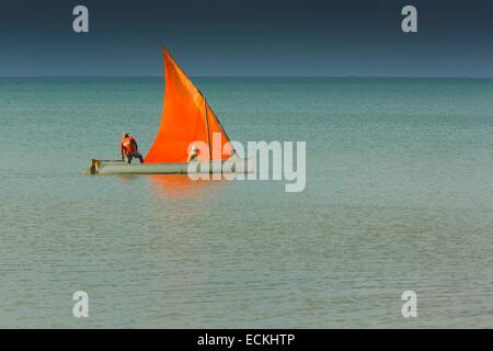 L'Ile Maurice, l'île Rodrigues, Baie du Nord, les pêcheurs à bord d'un bateau de pêche dans le lagon de voile Banque D'Images