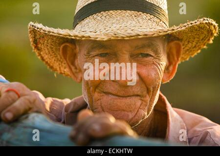 L'Ile Maurice, l'île Rodrigues, La Ferme, Cascade Pistache, portrait d'un vieux horizontale agriculteur créole au coucher du soleil Banque D'Images