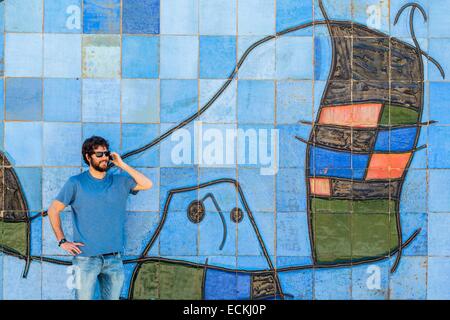 L'Espagne, Îles Baléares, Majorque, Palma de Mallorca, Parque del Mar, Céramique murale de Joan Mir≤ intitulé Mur pour David Fernandez Miro (1983) Banque D'Images