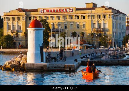 La Croatie, Dalmatie, côte dalmate, Zadar, scène de vie dans une zone portuaire sur la base, bâtiment d'époque au coucher du soleil Banque D'Images