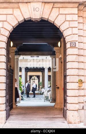 L'Italie, Lombardie, Milan, Salumaio Di Montenapoleone restaurant et entrée du palais Palazzo Musée Bagatti Valsecchi via Gesu' et via Monte Napoleone rues Banque D'Images