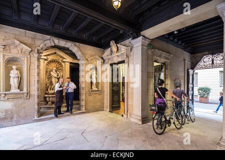 L'Italie, Lombardie, Milan, Salumaio Di Montenapoleone restaurant, boutique Zilli et entrée du palais Palazzo Musée Bagatti Valsecchi via Gesu' et via Monte Napoleone rues Banque D'Images