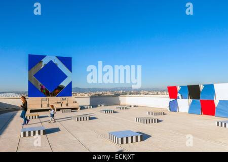 France, Bouches du Rhône, Marseille, 9ème arrondissement, la Cité radieuse de l'architecte Le Corbusier, exposition de Buren sur la terrasse de toit Banque D'Images