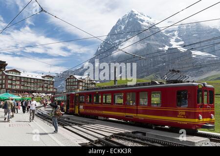 La Suisse, canton de Berne, entre Grindelwald et Wengen, inscrite au Patrimoine Mondial de l'UNESCO, la petite Scheidegg gare et pic Eiger Banque D'Images