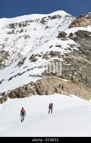 La Suisse, canton de Berne, Wengen, inscrite au Patrimoine Mondial de l'UNESCO, d'alpinistes escalade M÷nch peak Banque D'Images