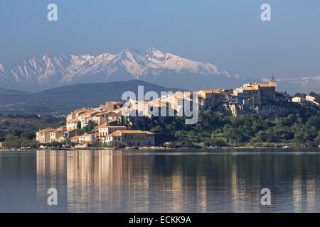 France, Aude, Bages, le village, le lac et le pic du Canigou Banque D'Images