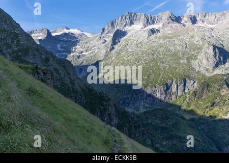 France, Haute Garonne, Oo, Oo, vallée de randonneur sur le GR10 sentier entre Espingo lac et Bagnères-de-Luchon Banque D'Images