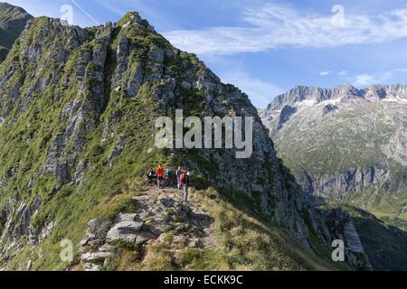 France, Haute Garonne, Oo, Hourquette des Hounts Secs, Oo valley, les randonneurs sur le GR10 Chemin entre Espingo lac et Bagnères-de-Luchon Banque D'Images