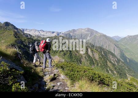 France, Haute Garonne, Oo, Oo valley, les randonneurs sur le GR10 Chemin entre Espingo lac et Bagnères-de-Luchon Banque D'Images