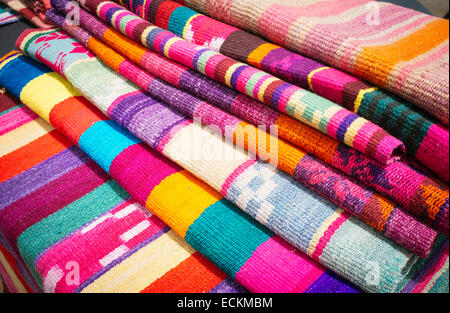 Des tissus colorés à tisser tissé indijena artisanat d'Amérique latine Banque D'Images