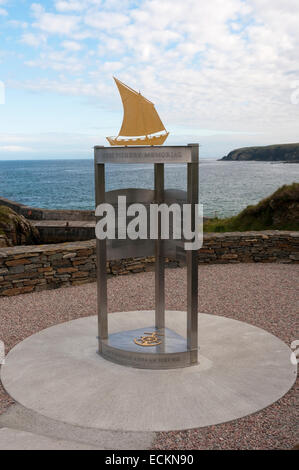 Le mémorial en acier inoxydable à l'orifice de Ness liste les pêcheurs locaux qui ont perdu la vie en mer. Banque D'Images