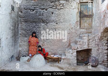 Maroc, région du Souss, Tadrart, développement de la maison du pain dans un four à bois traditionnel Banque D'Images